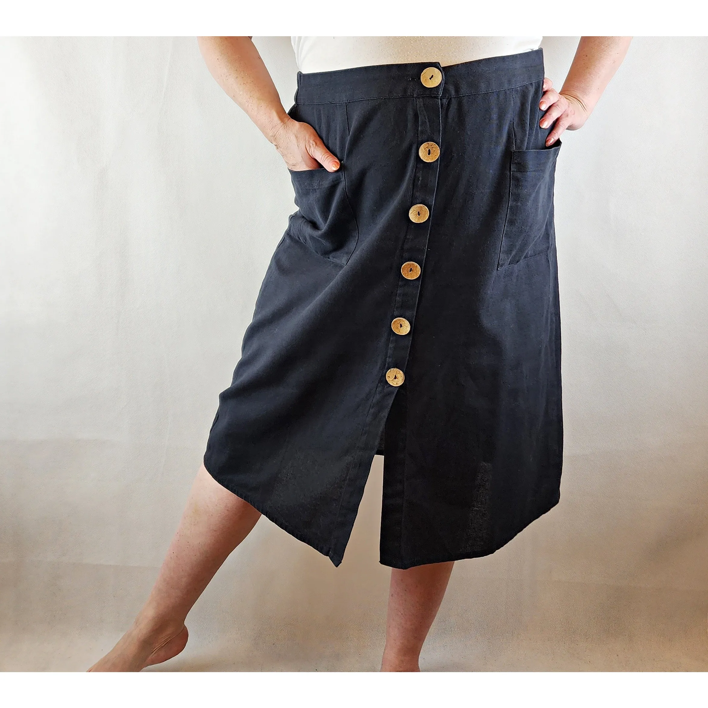 Black pre-owned linen feel skirt with contrasting front wooden buttons size XL (best fits size 16)