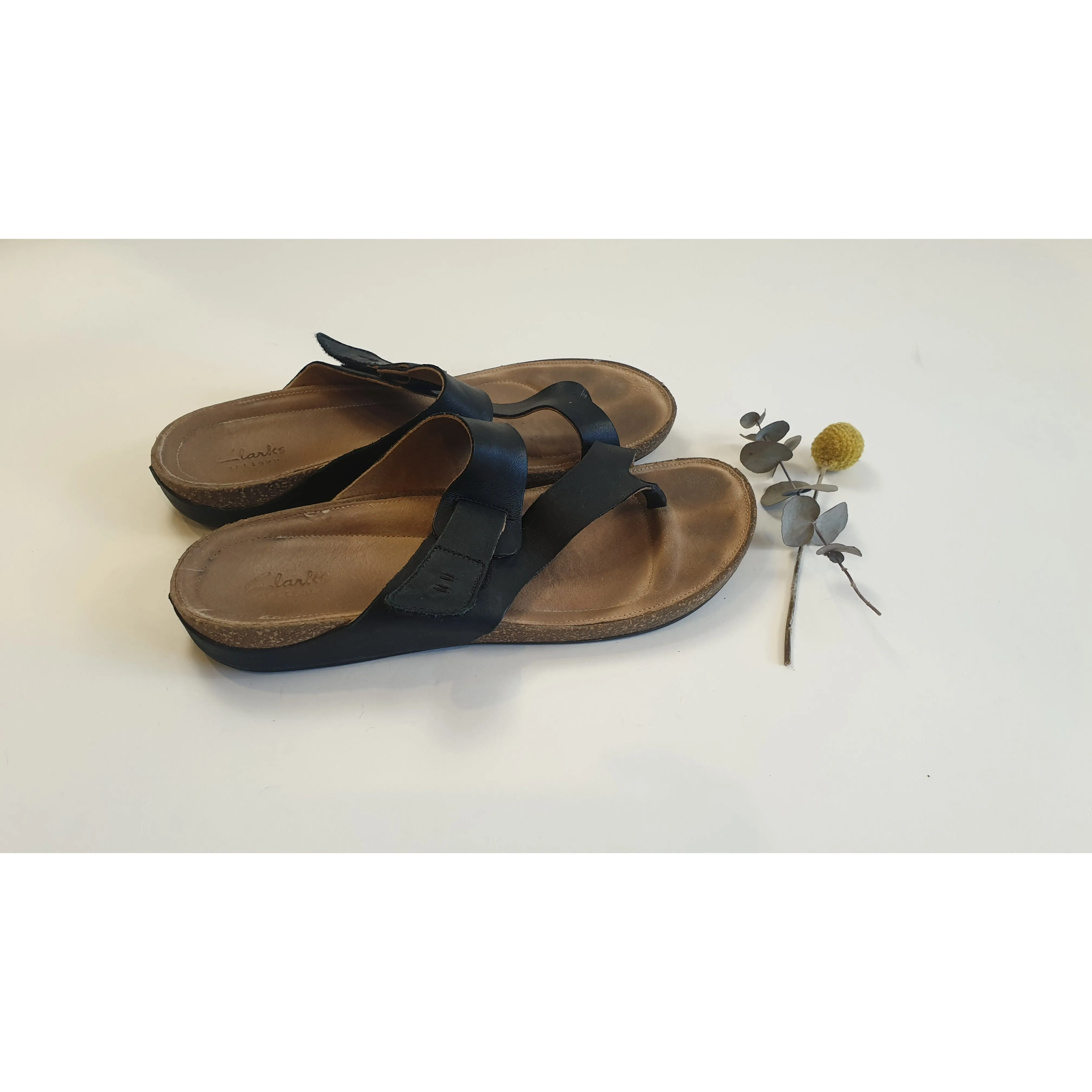 Clarks black leather sandals / thongs with adjustable velcro strap size 40