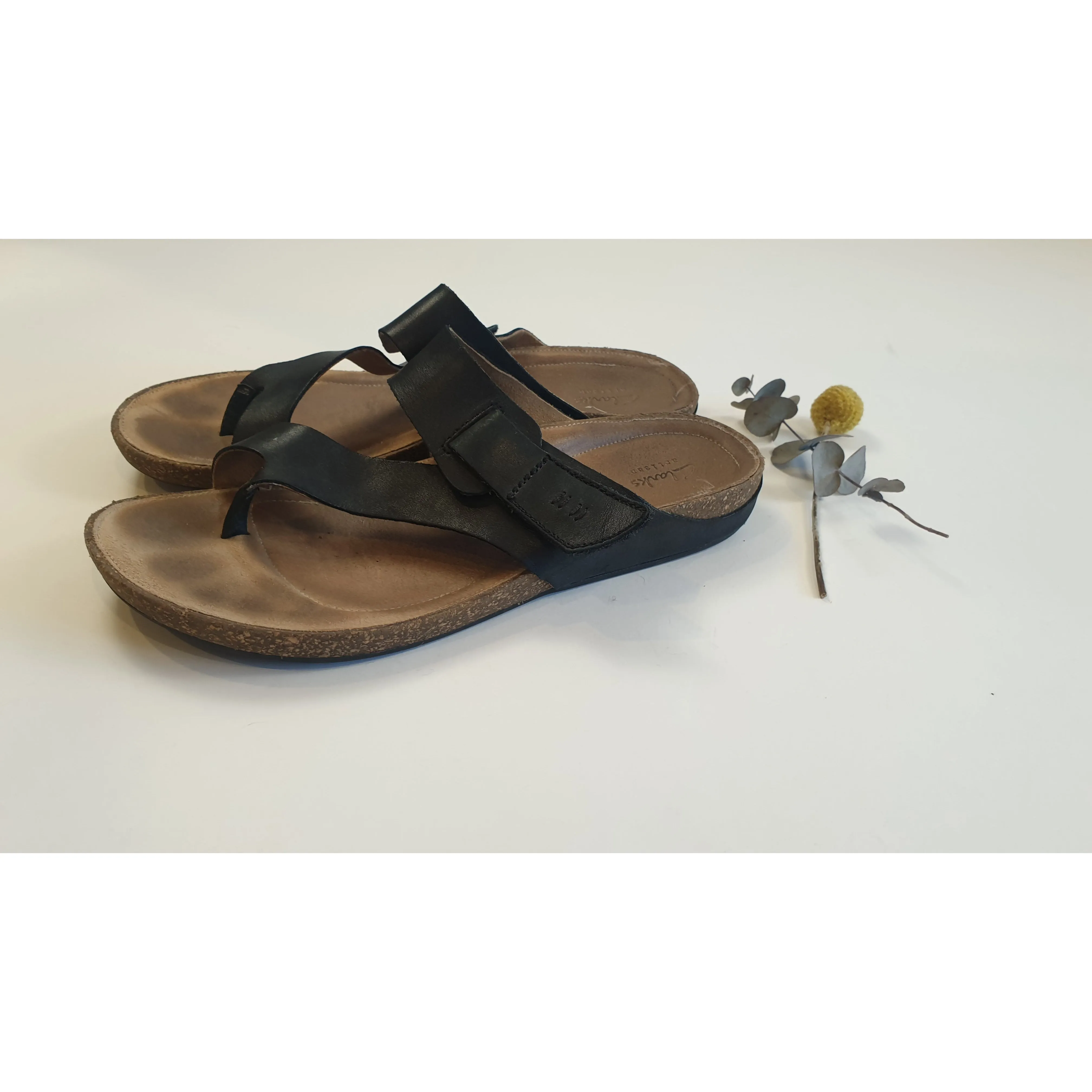 Clarks black leather sandals / thongs with adjustable velcro strap size 40