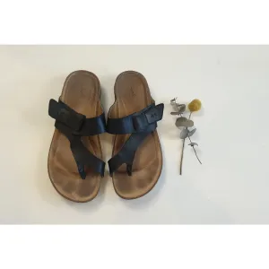 Clarks black leather sandals / thongs with adjustable velcro strap size 40