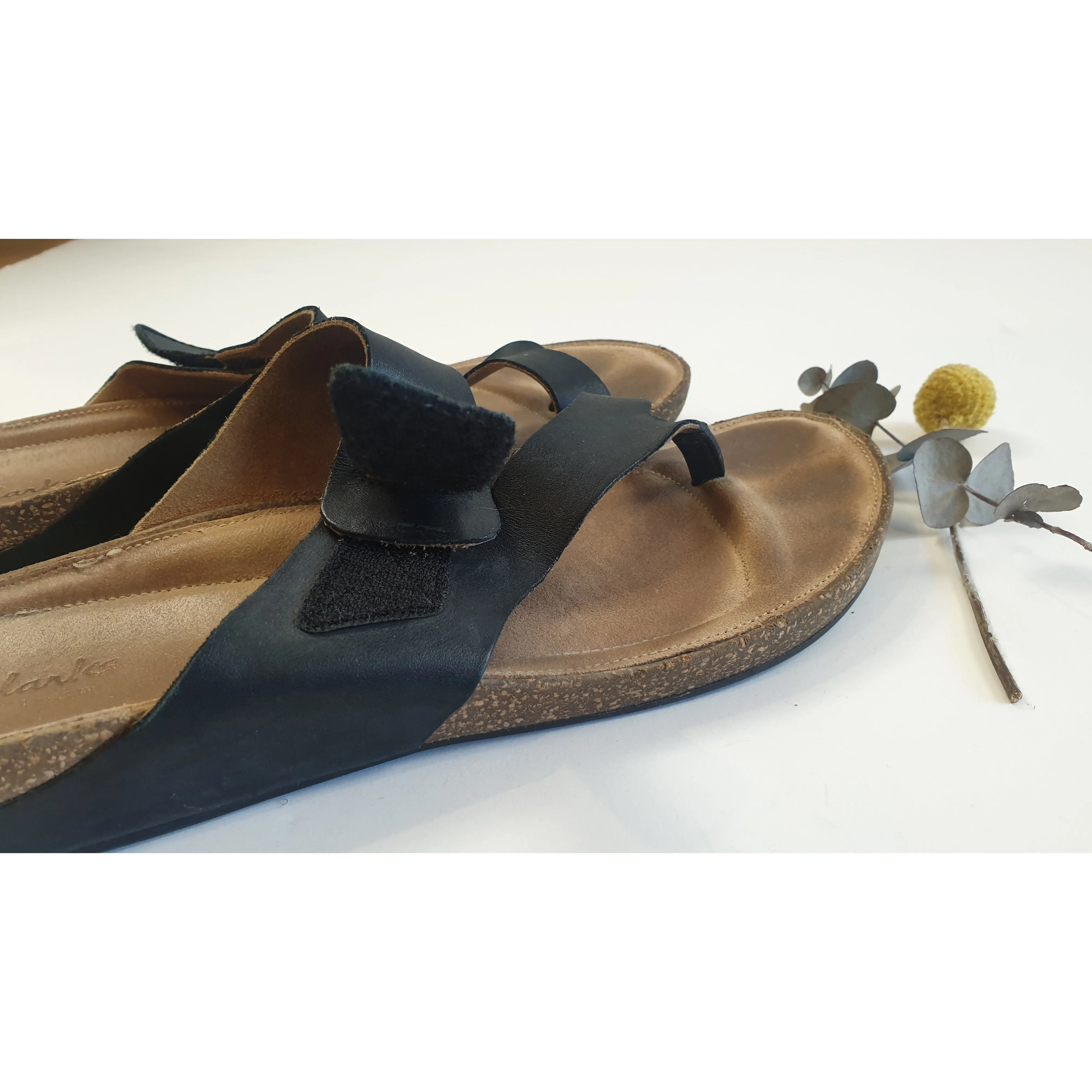 Clarks black leather sandals / thongs with adjustable velcro strap size 40