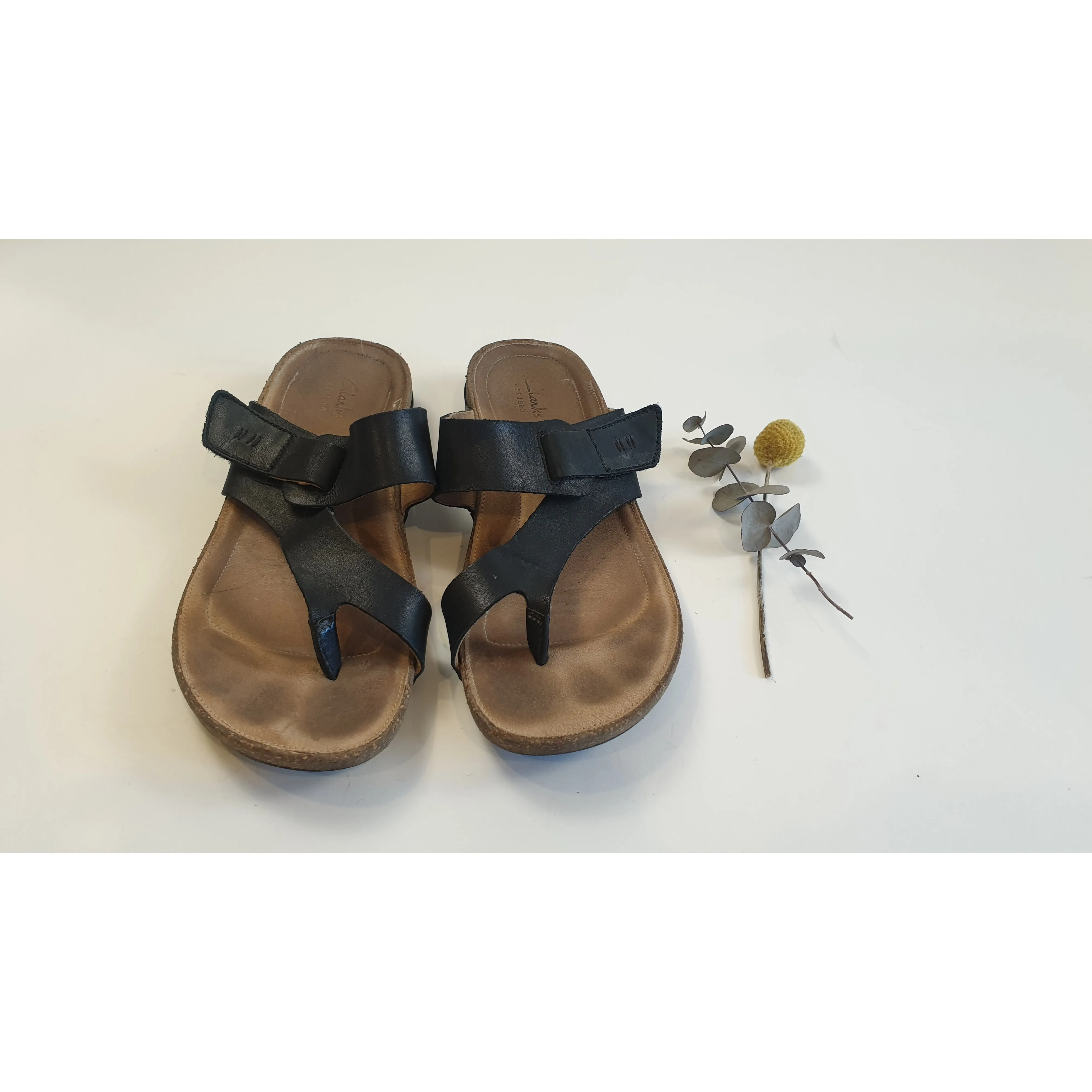 Clarks black leather sandals / thongs with adjustable velcro strap size 40