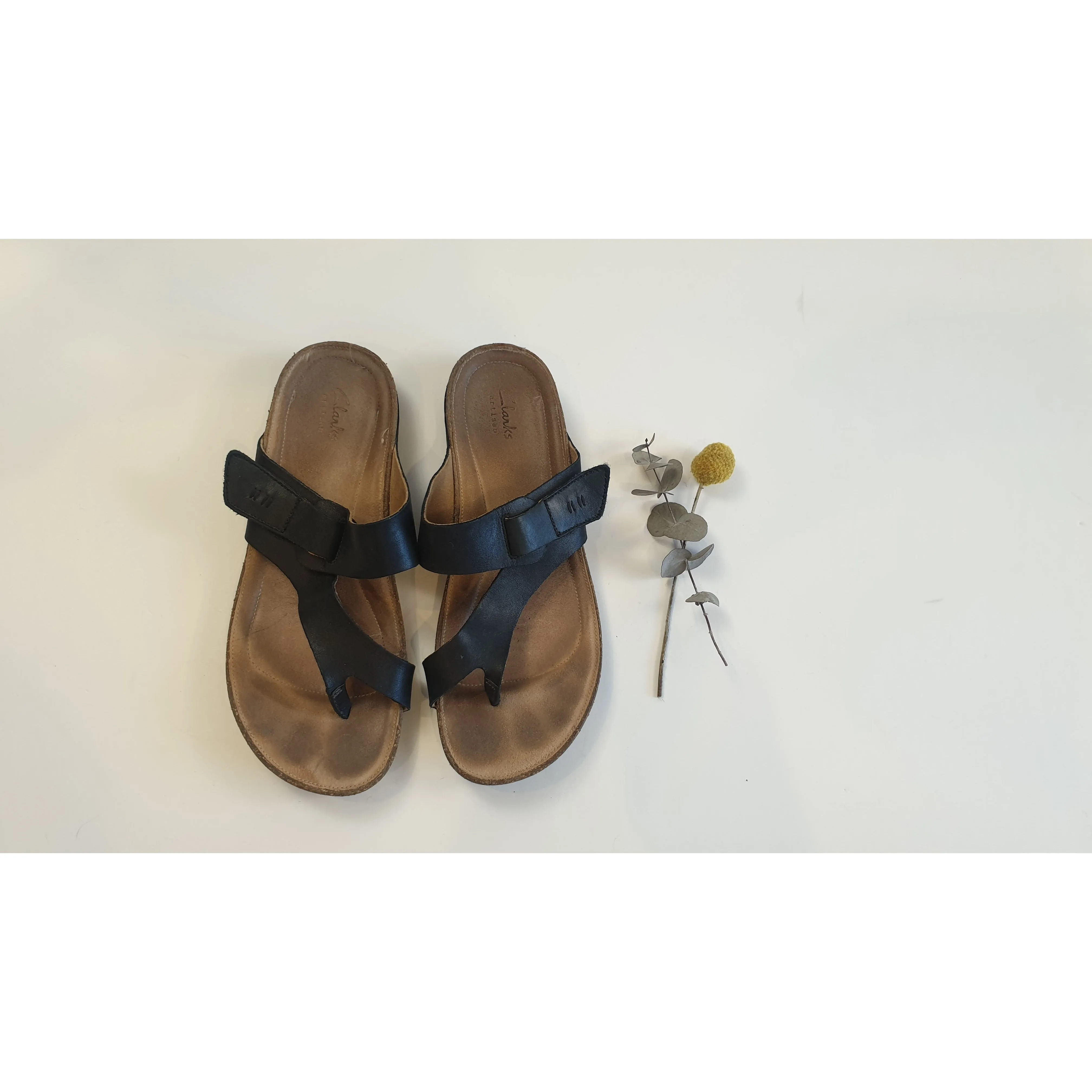 Clarks black leather sandals / thongs with adjustable velcro strap size 40