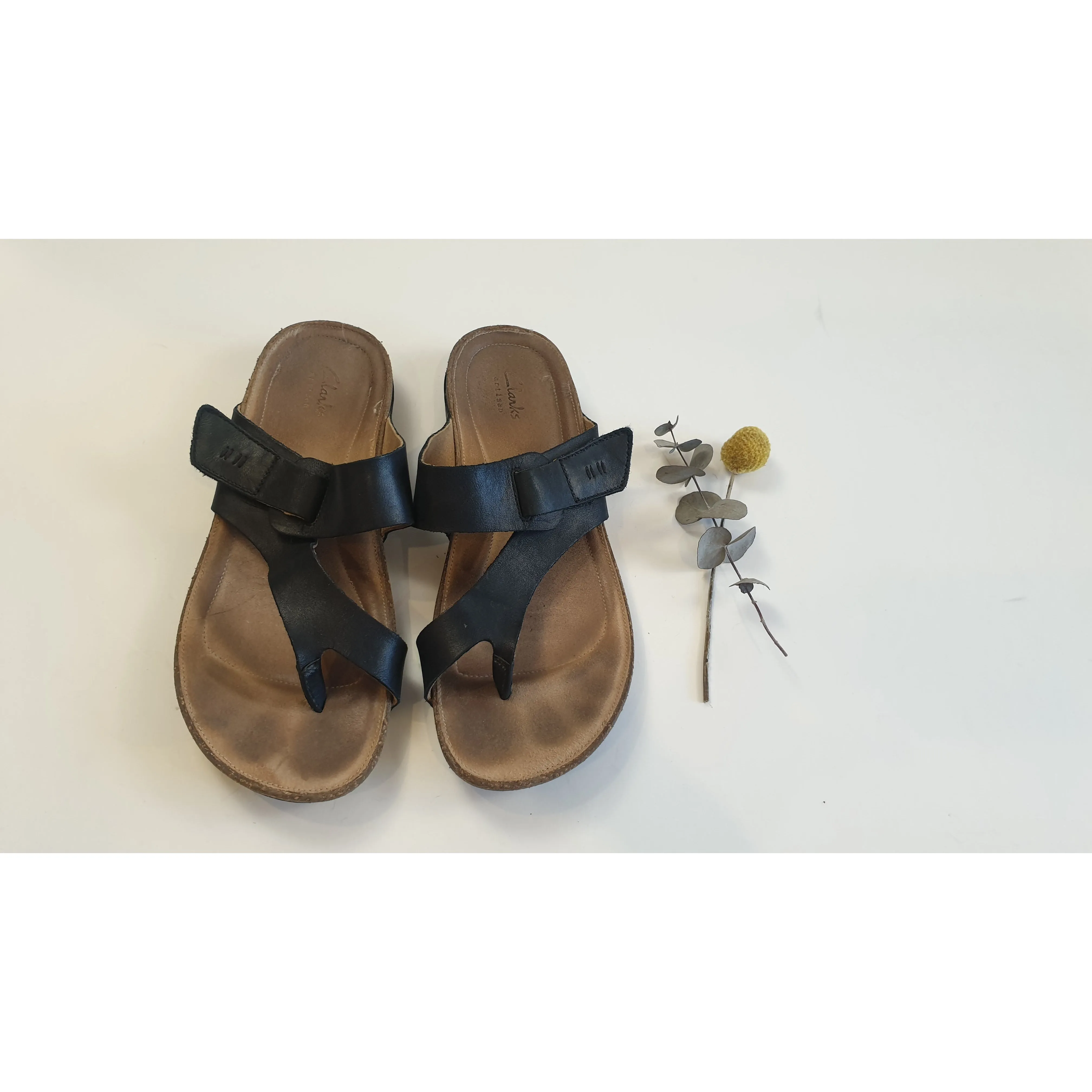 Clarks black leather sandals / thongs with adjustable velcro strap size 40