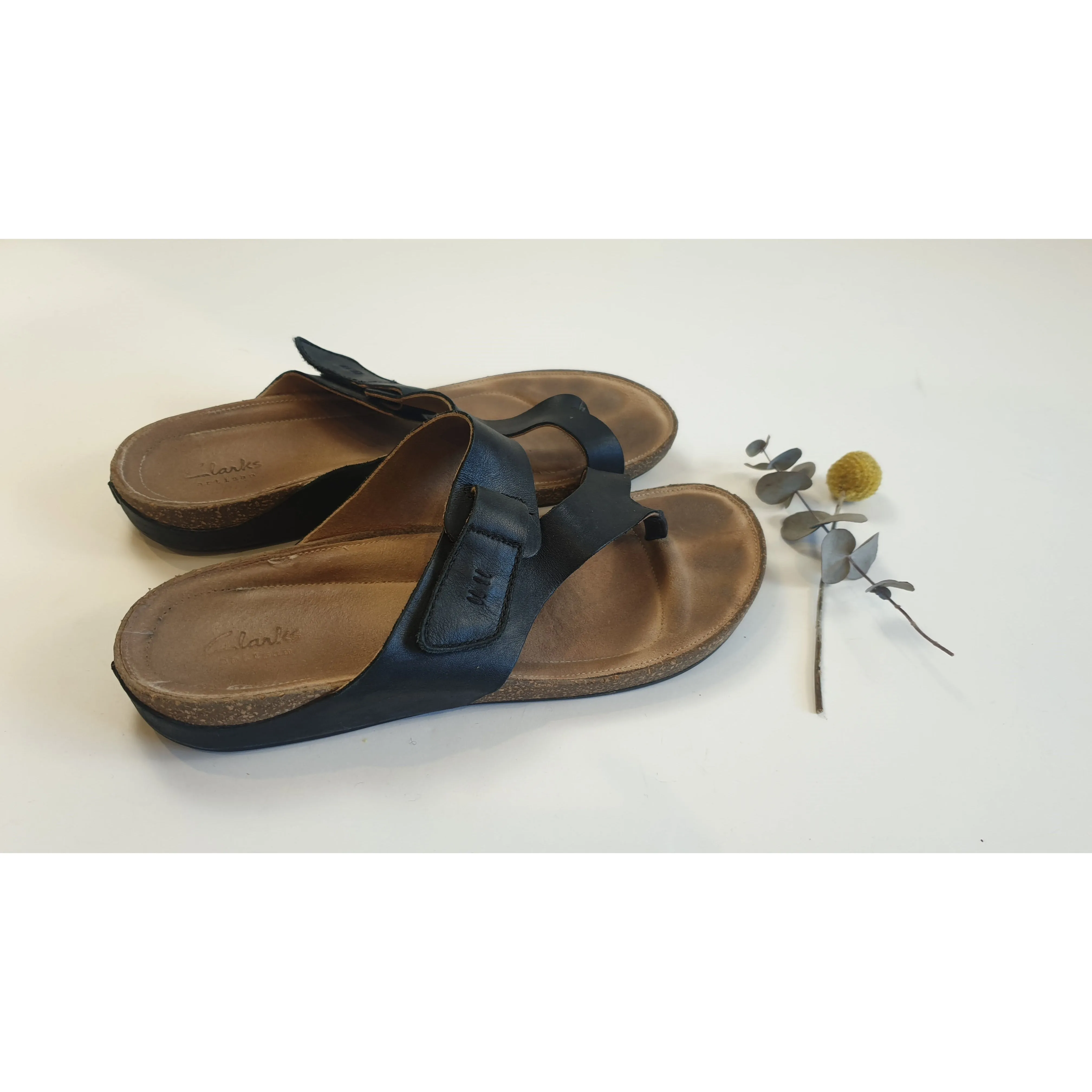 Clarks black leather sandals / thongs with adjustable velcro strap size 40