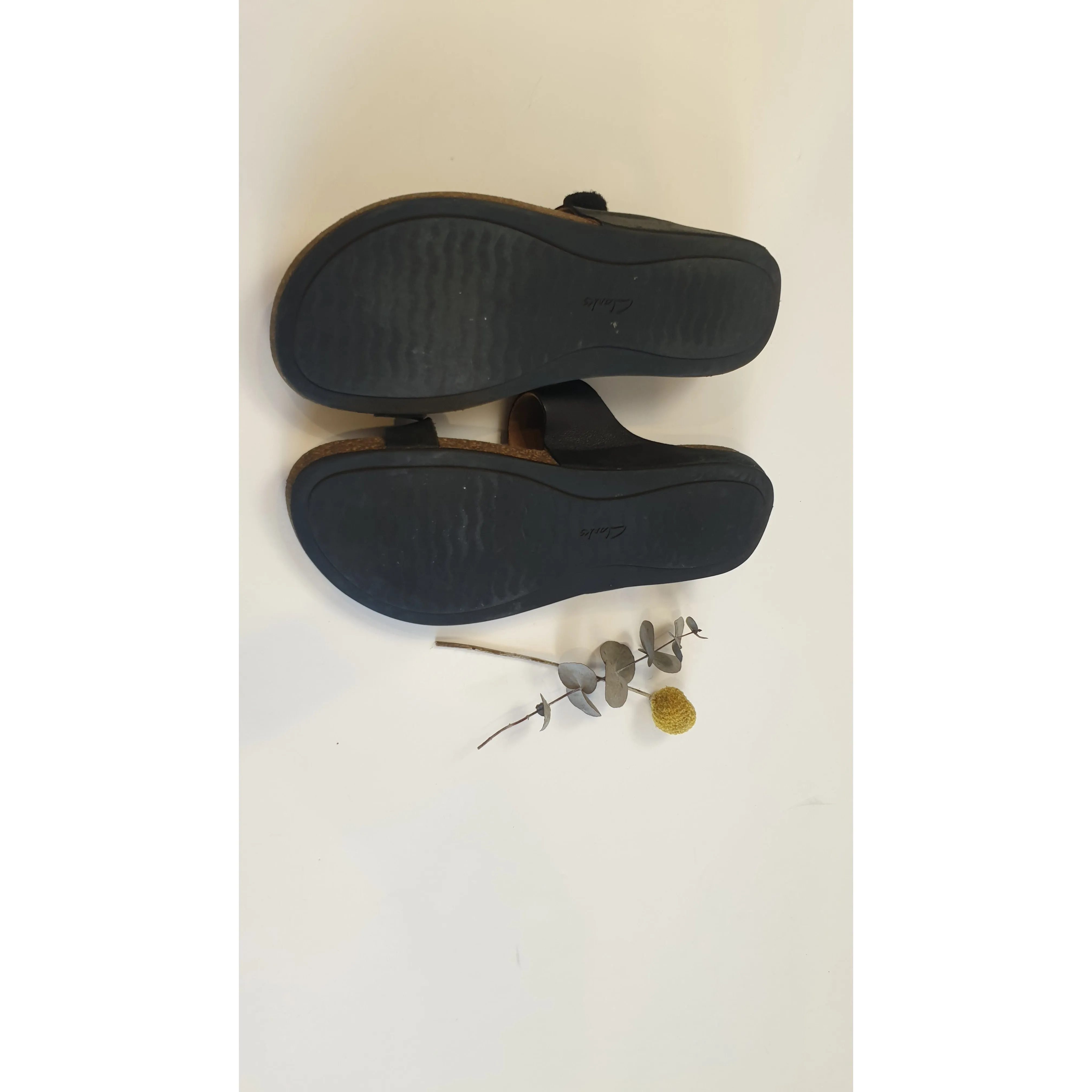 Clarks black leather sandals / thongs with adjustable velcro strap size 40