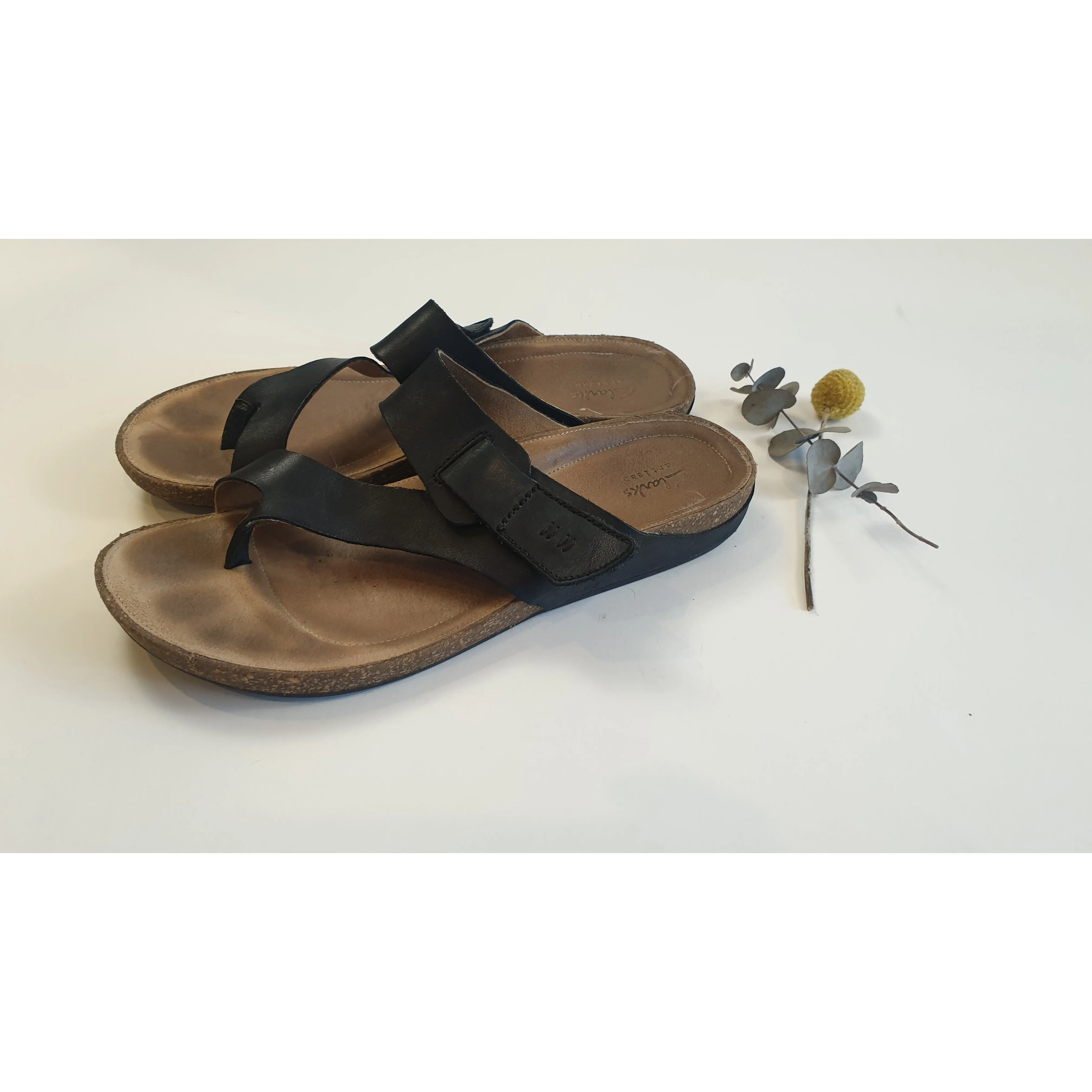 Clarks black leather sandals / thongs with adjustable velcro strap size 40
