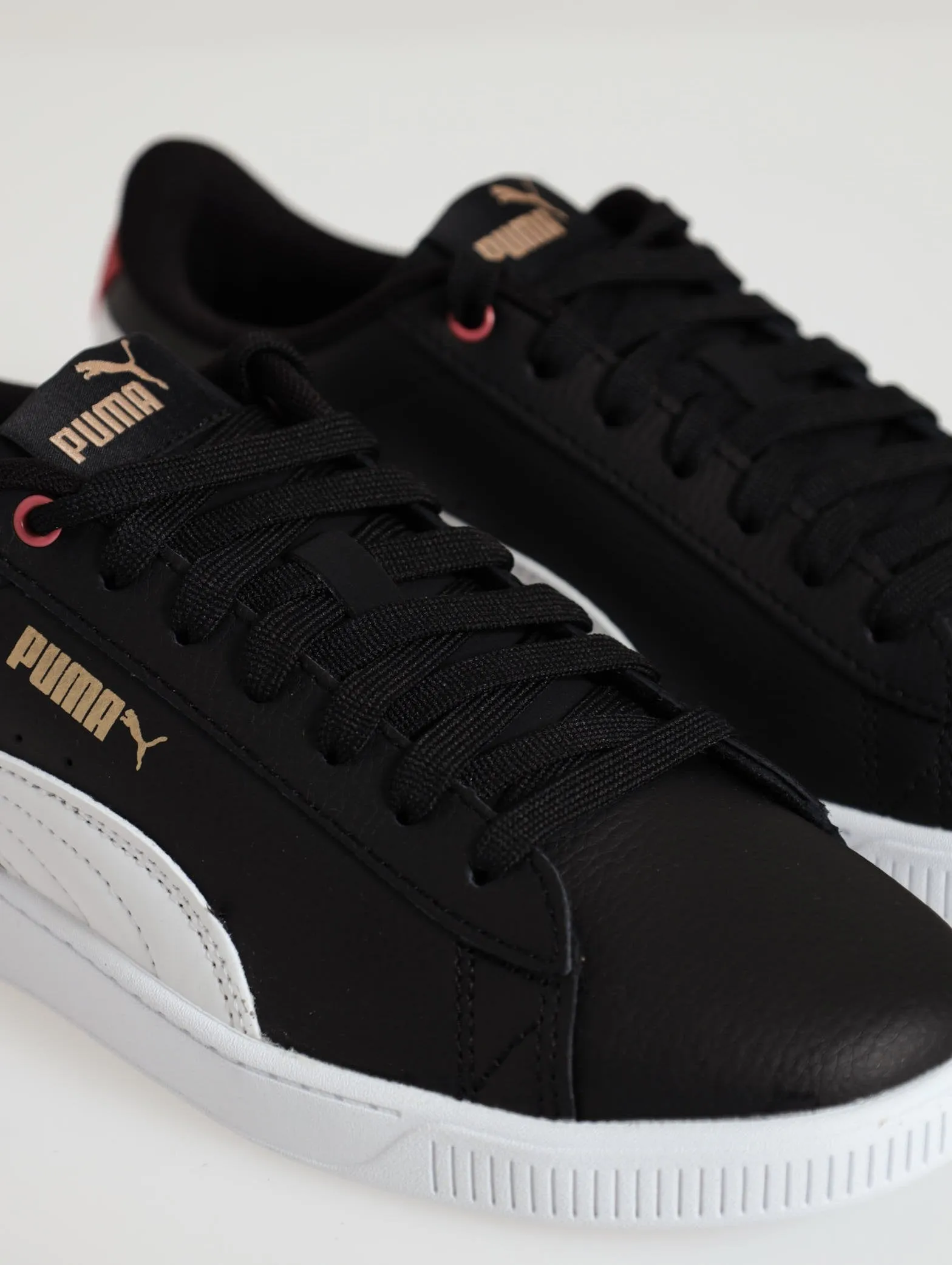 Vikky V3 Sneaker - Black/White